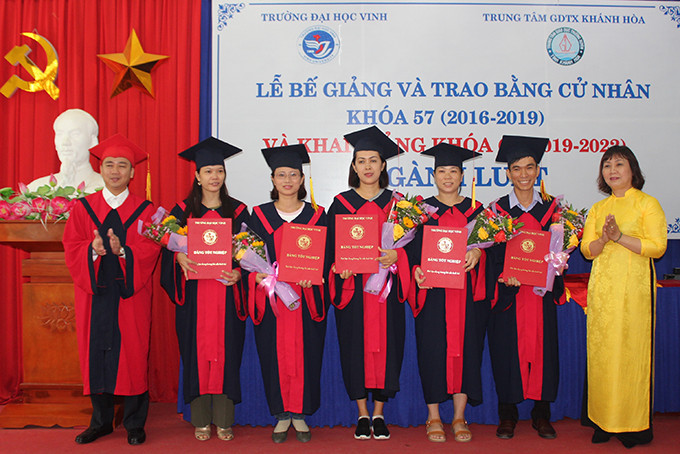 Đại diện Trường Đại học Vinh trao bằng tốt nghiệp cho các học viên.