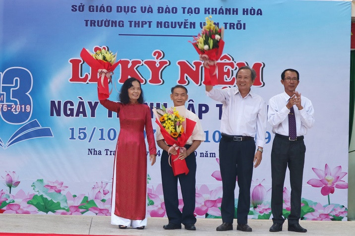 Hiệu trưởng Trường THPT Nguyễn Văn Trỗi tặng hoa cho các thầy cô nguyên là lãnh đạo trường. 