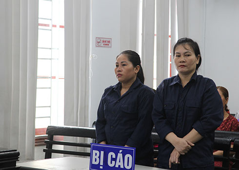 Hai bị cáo trước tòa.