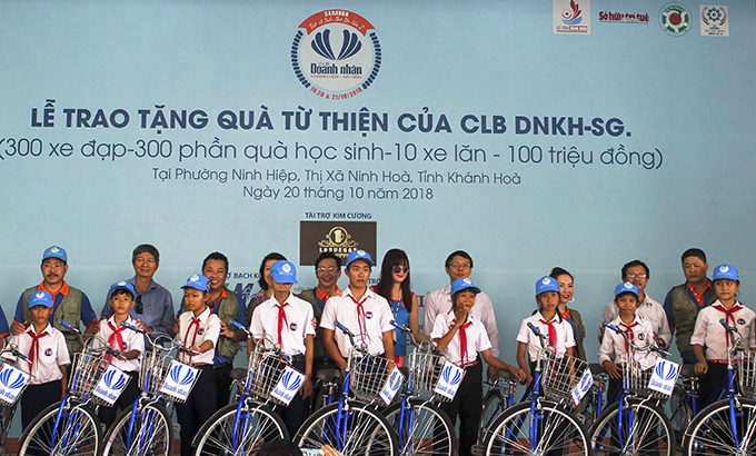 Khanh Hoa–Saigon Businesspeople’s Club, Ninh Hoa Scholarship Fund, and Khanh Hoa Sponsoring Association for the Disabled, Orphans & Poor Patients offering bikes to poor students