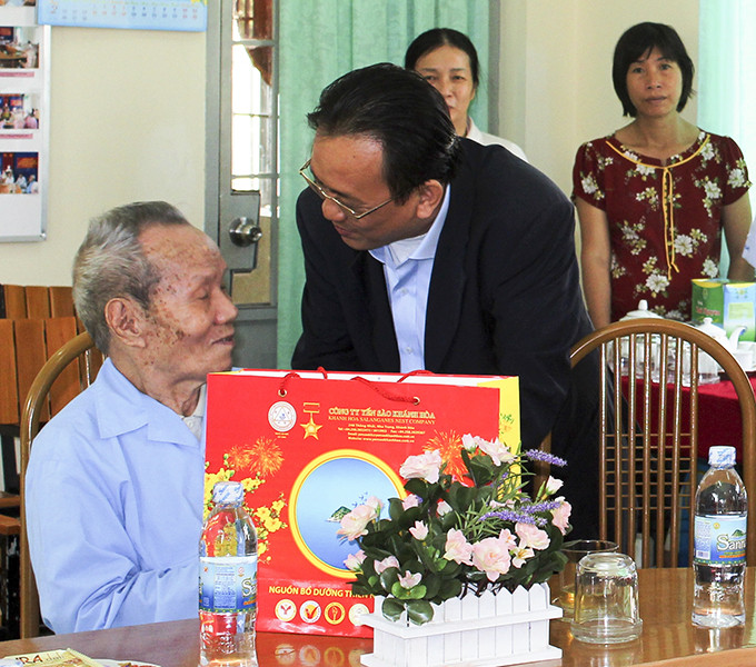 Leader of Khanh Hoa Salanganes Nest Company presenting gifts to elderly people at Khanh Hoa Nursing and Convalescent Home.
