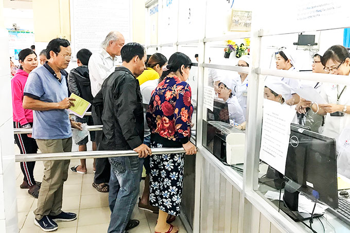 Người dân đăng ký khám chữa bệnh bảo hiểm y tế tại Bệnh viện Đa khoa tỉnh.