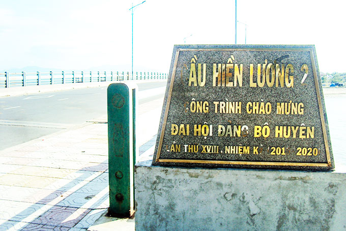 Cần chỉnh trang bảng tên cầu