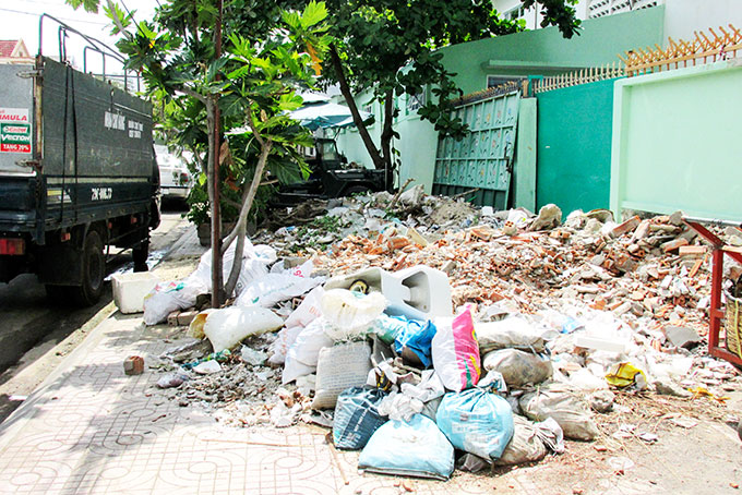 Bãi rác, xà bần cạnh trường học