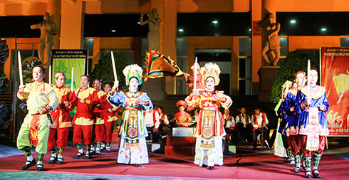 Hoạt động biểu diễn nghệ thuật đường phố của Nhà hát Nghệ thuật truyền thống tỉnh.