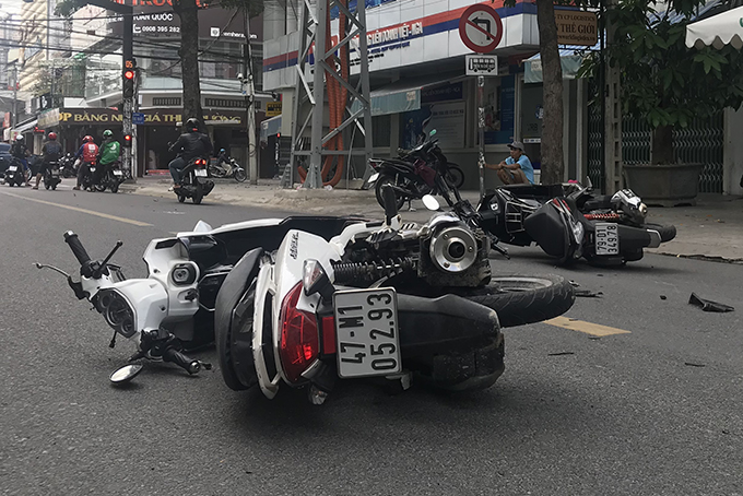 2 xe máy tông nhau, 3 người bị thương