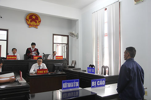 Phá cửa kính ô tô để trộm cắp