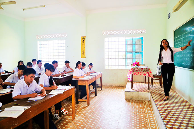 Tiết học tại Trường THPT Lạc Long Quân (huyện Khánh Vĩnh).  