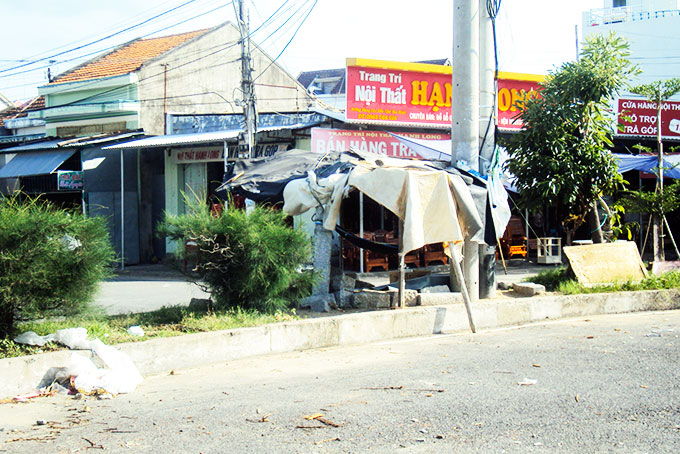 Dựng nhà tạm trên dải phân cách