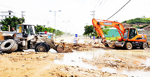 Khắc phục ngập lụt trên đại lộ Nguyễn Tất Thành năm 2018.