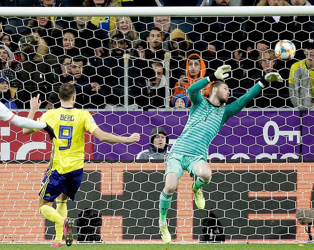 De Gea cản được pha đánh đầu nhưng không ngăn được Marcus Berg ghi bàn.