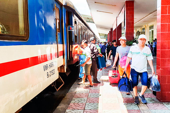 Hành khách đi tàu tại ga Nha Trang.