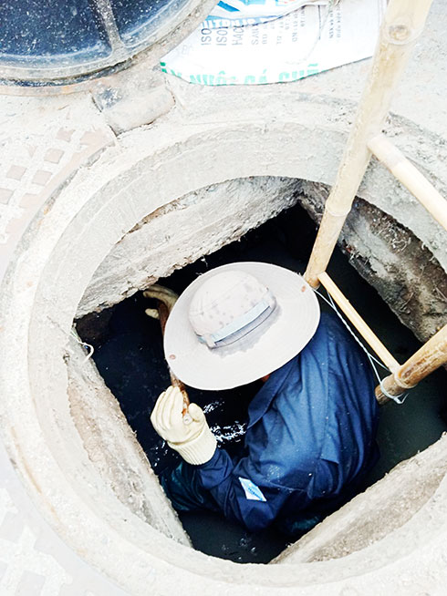 Công nhân  Công ty Cổ phần Cấp thoát nước Khánh Hòa nạo vét hệ thống thoát nước thành phố.
