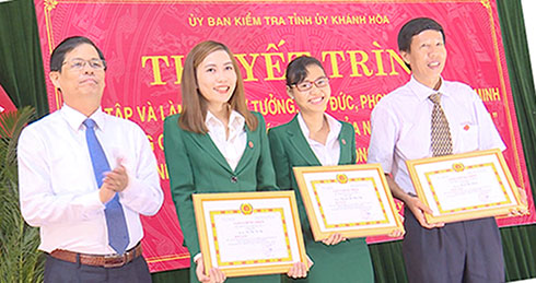 Ông Nguyễn Tấn Tuân trao các giải nhất, nhì, ba. 