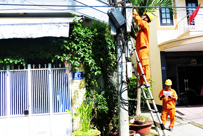Kiểm tra công tơ điện tại Nha Trang.