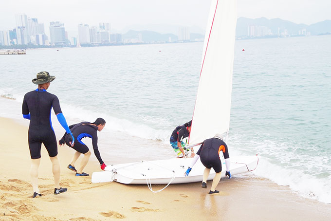 Một buổi luyện tập của các vận động viên với thuyền buồm thế hệ mới. 