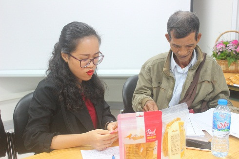 Đại diện Siêu thị Big C Việt Nam (bên trái) tìm hiểu sản phẩm xoài sấy dẻo Cam Ranh.