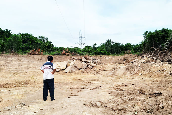 Tự ý khai thác đất, đá để san lấp mặt bằng