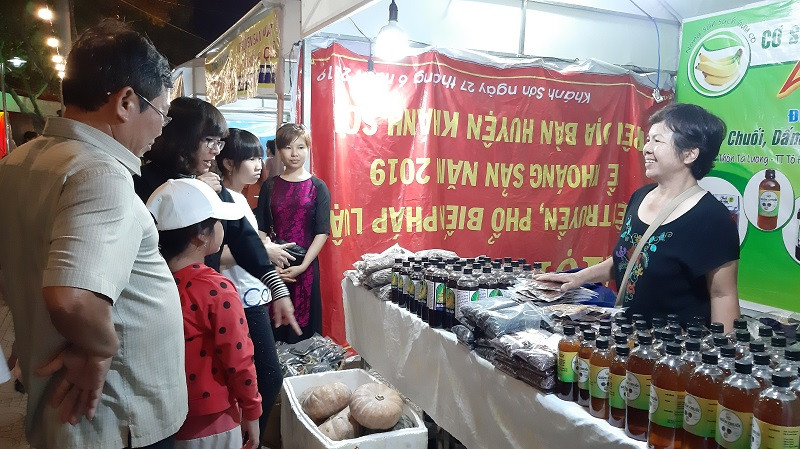 Du khách tham quan một gian hàng đặc sản Khánh Sơn