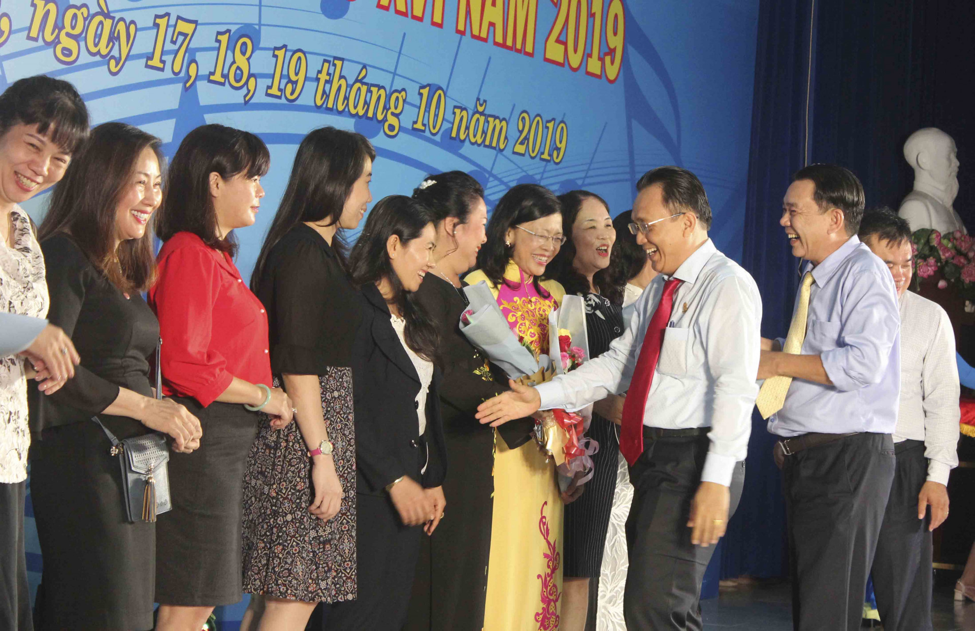 Lãnh đạo Công ty Yến sào Khánh Hòa tặng hoa cho các nữ khách mời.