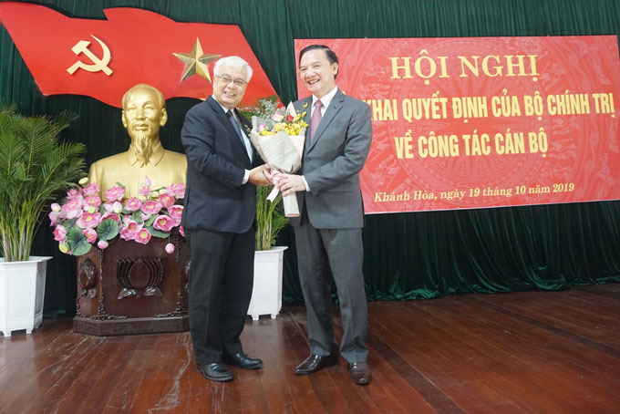 Ông Phan Thanh Bình tặng hoa chúc mừng ông Nguyễn Khắc Định.