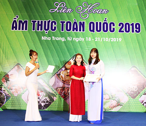 Ban tổ chức trao giải nhất cho đơn vị Saigontourist.