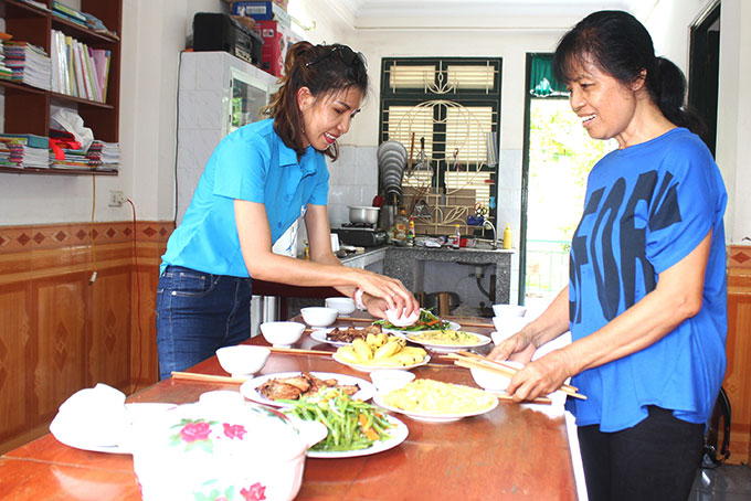 Thí sinh Trịnh Vũ Minh Hiền cùng bà mẹ Làng Trẻ em SOS Nha Trang chuẩn bị bữa cơm cho trẻ.