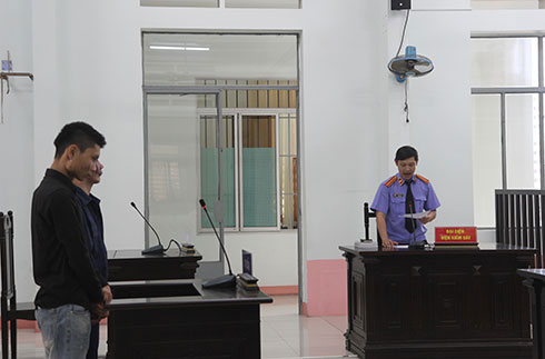 Tông xe máy để chặn đối tượng giật điện thoại