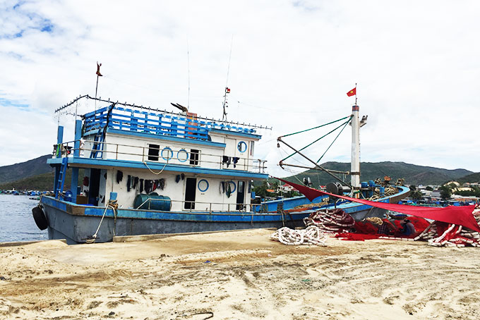 Một tàu cá “67”  nằm bờ tại xã Vạn Thạnh, huyện Vạn Ninh.