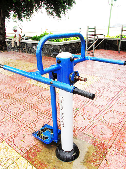 Cần sửa chữa thiết bị tập thể dục ở công viên