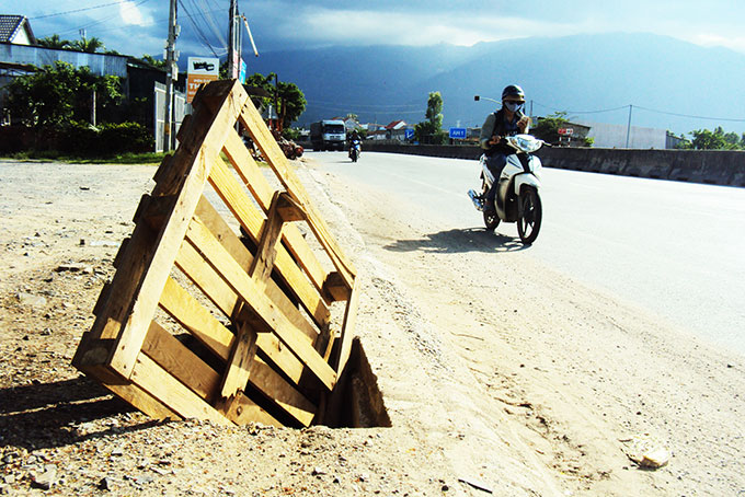 Hố trên quốc lộ