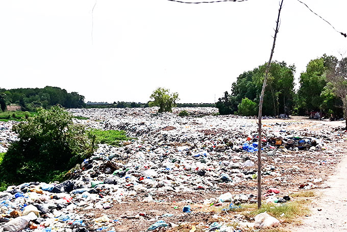 Sau hơn 10 năm sử dụng, bãi rác Dốc Đỏ (xã Cam An Nam, huyện Cam Lâm) đã quá tải và ô nhiễm trầm trọng. Huyện đang kiến nghị tỉnh cho phép chôn lấp rác tại khu vực quy hoạch bãi rác mới (thôn Khánh Thành Bắc, xã Suối Cát).