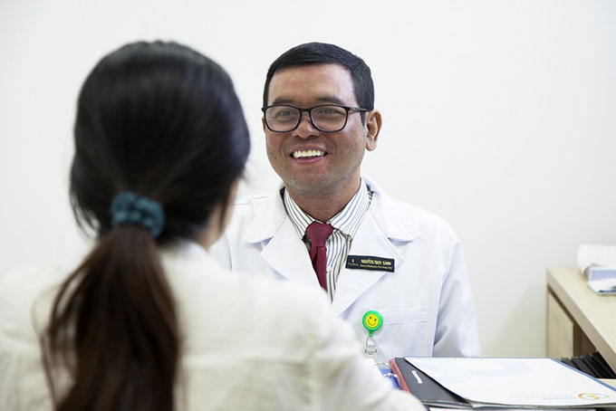 Bác sĩ Nguyễn Duy Sinh – Trưởng Khoa Xạ trị Vinmec Central Park tư vấn cho người bệnh về phương pháp xạ trị SBRT