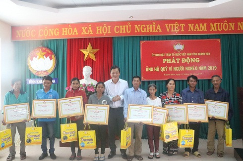Ông Huỳnh Mộng Giang - Phó Chủ tịch UBMTTQ Việt Nam tỉnh trao tượng trưng nhà đại đoàn kết và quà cho người nghèo