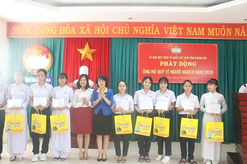 Các em học sinh nghèo hiếu học Trường THPT Hà Huy Tập Nha Trang nhận quà