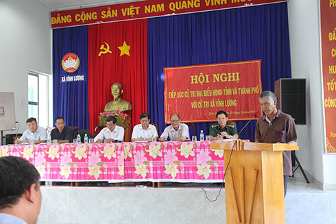 Một cử tri xã Vinh Luong nêu kiến nghị. 