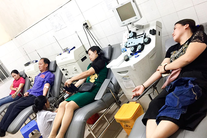 Người dân đến Trung tâm Huyết học truyền máu tỉnh  tham gia hiến máu tình nguyện.