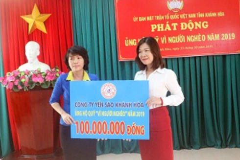 Đại diện Công ty TNHH Một thành viên Yến Sào Khánh Hòa (bên trái) trao tượng trưng ủng hộ Quỹ  &quot;Vì người nghèo &quot;