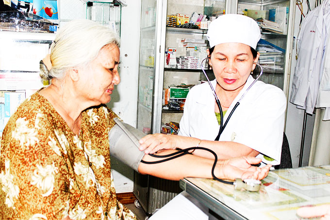 Khám, chữa bệnh bảo hiểm y tế cho người dân tại huyện Vạn Ninh.