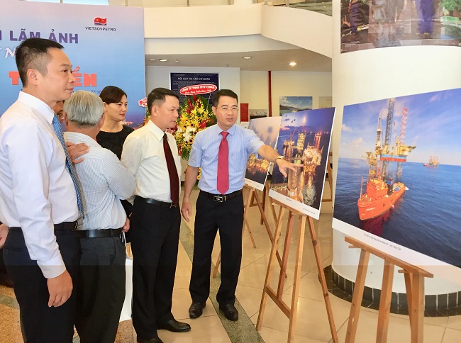 Ông Nguyễn Đức Lợi, Ủy viên Trung ương Đảng, Tổng Giám đốc TTXVN cùng các đại biểu tham quan triển lãm.