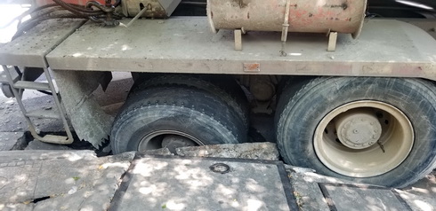 "Giải cứu" xe trộn bê tông sụp hố sâu