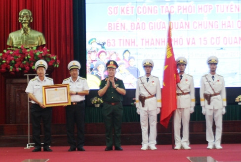 Quân chủng Hải quân vinh dự đón nhận Huân chương Bảo vệ Tổ quốc hạng Nhất.