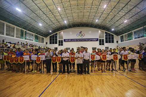 Ban tổ chức trao cờ cho các đoàn tham dự giải.
