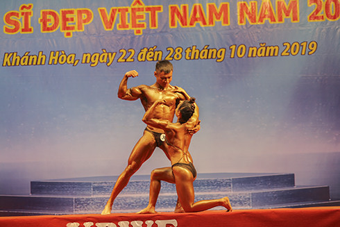 Một đôi vận động viên nam, nữ biểu diễn.