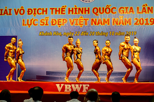 Các đôi vận động viên so kè với nhau.