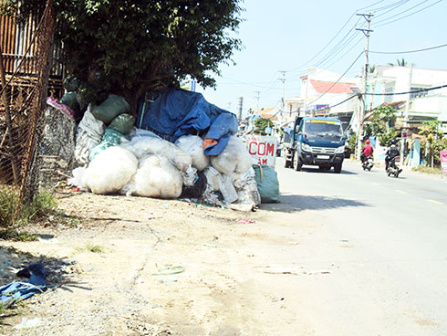 Phế liệu chiếm hành lang tỉnh lộ