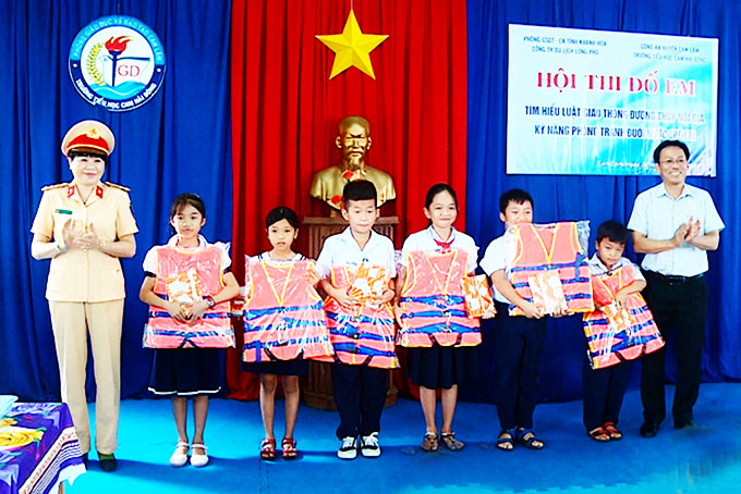 Đoàn tặng áo phao cho các học sinh Trường Tiểu học Cam Hải Đông.
