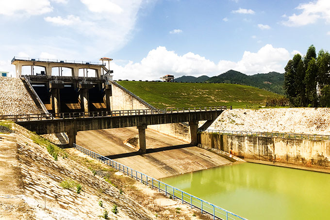 zzCửa xả lũ hồ chứa nước Cam Ranh quá nhỏ, cần đầu tư xây dựng thêm đập tràn để đảm bảo an toàn công trình.