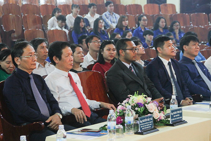 Leaders of the Ministry of Information and Communications and Khanh Hoa Provincial People’s Committee attend ceremony.
