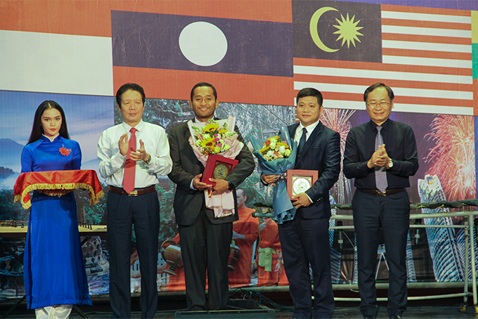 Leaders of the Ministry of Information and Communications and Khanh Hoa Provincial People’s Committee presenting commemorative gifts to representatives of the embassies of Indonesia and Cambodia